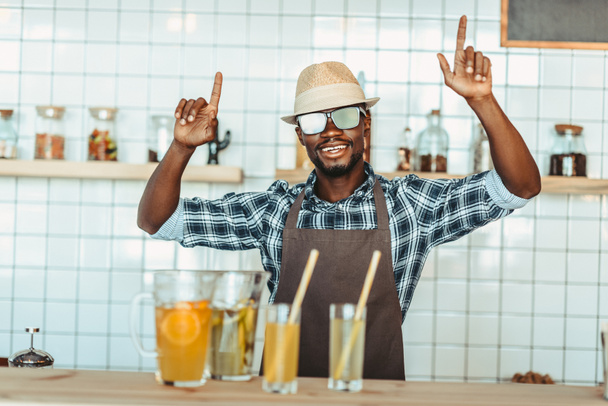 Stylowa barman african american - Zdjęcie, obraz