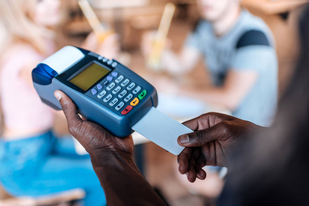 Číšník dělá platby kreditní kartou - Fotografie, Obrázek