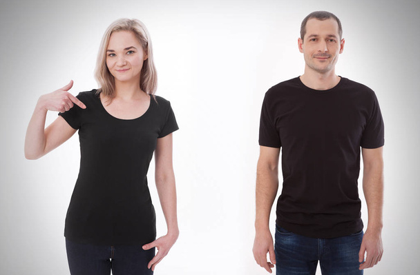 Σχεδιασμός και άνθρωποι έννοια πουκάμισο - εσωτερικη νεαρός άνδρας και γυναίκα στο κενό μαύρο tshirt εμπρός και πίσω που απομονώνονται. Mock up πρότυπο για το σχεδιασμό εκτύπωσης - Φωτογραφία, εικόνα