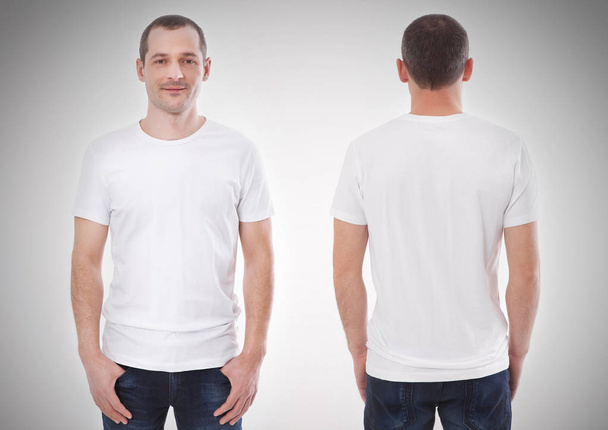 Σχεδιασμός πουκάμισου και άνθρωποι έννοια - κοντά του νέου άνδρα σε κενό μαύρο μπλουζάκι μπροστά και πίσω απομονωμένο. Αποτύπωση προτύπου για εκτύπωση σχεδίασης - Φωτογραφία, εικόνα