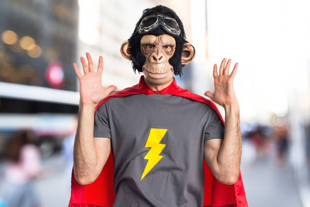 Απογοητευμένοι Superhero μαϊμού άνθρωπος - Φωτογραφία, εικόνα