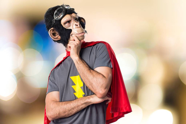 Süper kahraman maymun adam düşünme - Fotoğraf, Görsel