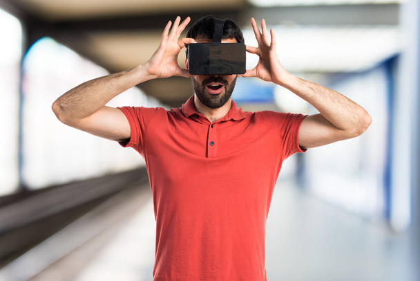 Homme surpris utilisant des lunettes VR
 - Photo, image