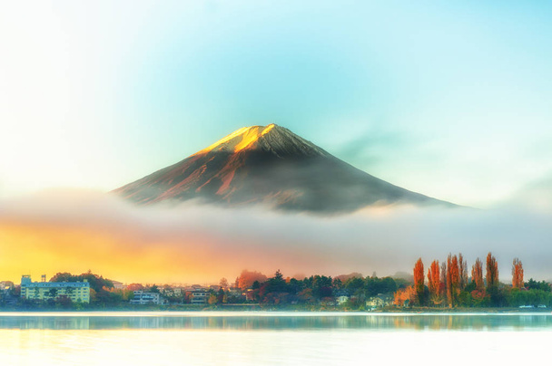 Mont Fuji tôt le matin avec réflexion sur le lac kawaguchiko
 - Photo, image