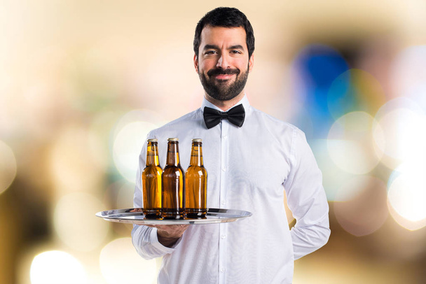 Cameriere con bottiglie di birra sul vassoio
 - Foto, immagini