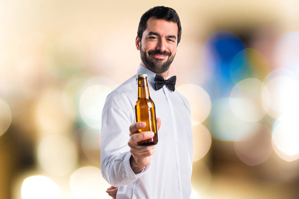Cameriere con in mano una birra
 - Foto, immagini