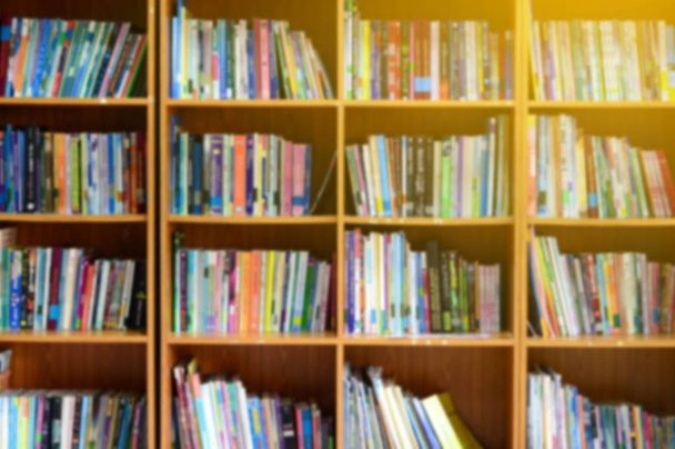 wazig boekenplank in bibliotheekkamer in school. - Foto, afbeelding