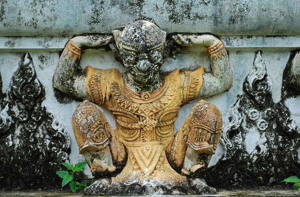 Garuda rzeźby na temple ścienne w Tajlandii - Zdjęcie, obraz