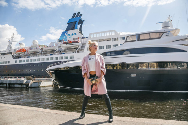 Blond woman standing in port - Valokuva, kuva