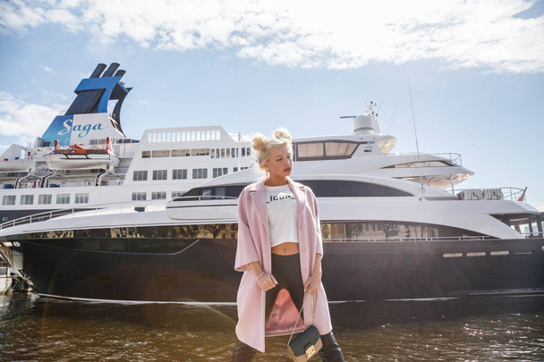 Blond woman standing in port - Foto, imagen