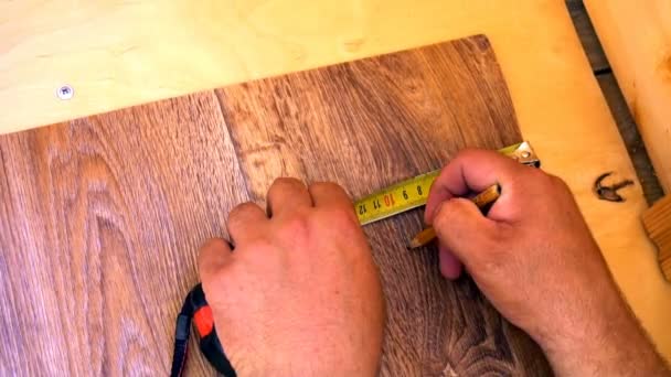 worker measures with tape measure linoleum - Footage, Video