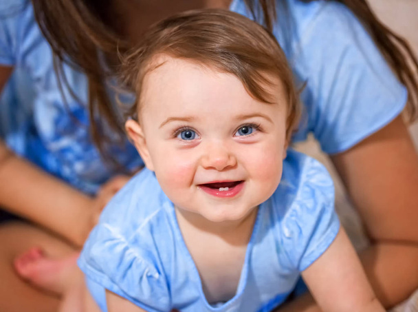 Bebé recién nacido sonriendo con dos dientes inferiores
. - Foto, imagen
