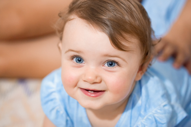 Nouveau-né bébé fille souriant avec deux dents inférieures
. - Photo, image