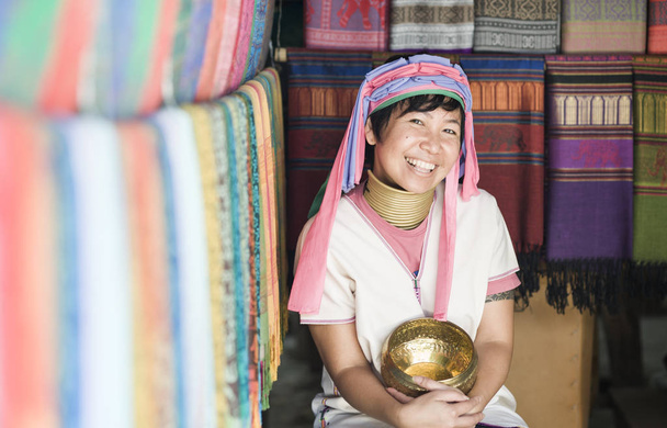 Imagen de la mujer sonriente que lleva el traje tradicional de la tribu de la colina "Karen cuello largo
" - Foto, Imagen