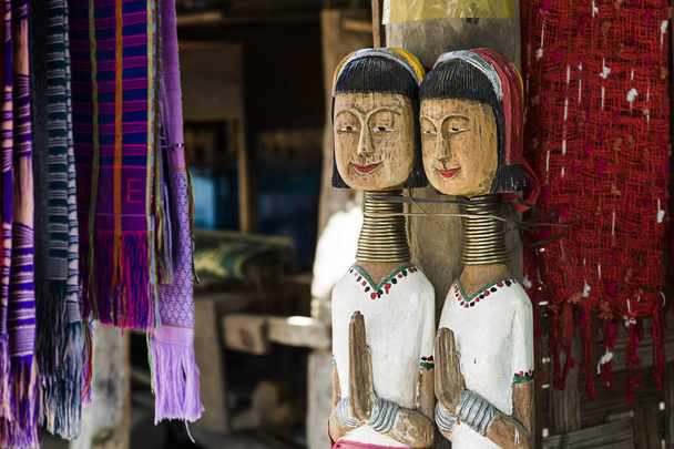 Houten poppen van Karen lange nek heuvel stam, het dorp in het noorden van Thailand, die fungeert als welkom voor een bezoek aan. - Foto, afbeelding