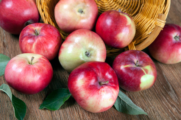 Natürmort ahşap bir masa üzerinde birçok elma - Fotoğraf, Görsel