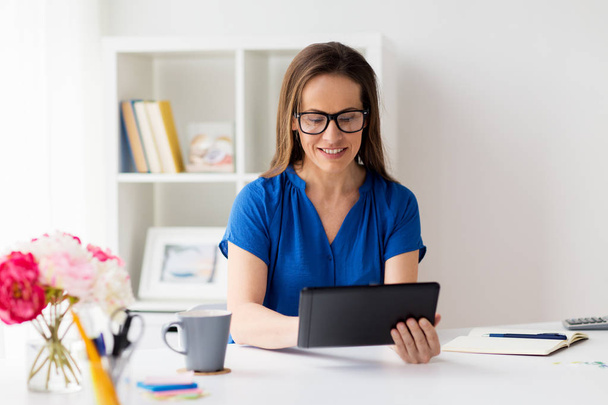 woman with tablet pc working at home or office - Foto, imagen