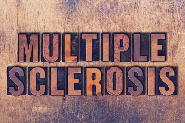 Tema de la esclerosis múltiple Letterpress palabra sobre fondo de madera
 - Foto, Imagen