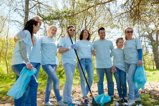 εθελοντές με σακούλες σκουπιδιών καθαρισμού χώρου πάρκου - Φωτογραφία, εικόνα