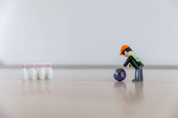 Finger bowling con giocattoli per bambini
 - Foto, immagini