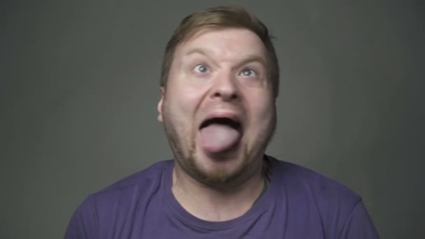 Szőke férfi remegés nyelv - Felvétel, videó