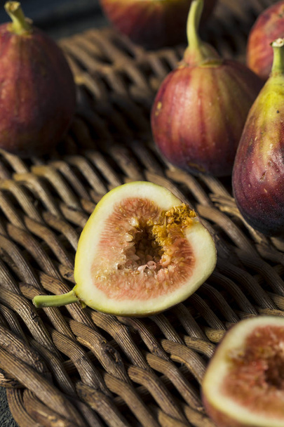 Raw Organic Purple Figs - Foto, Bild