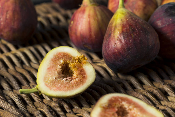 Raw Organic Purple Figs - Φωτογραφία, εικόνα