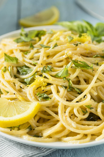 Homemade Basil Lemon Spaghetti - Фото, зображення