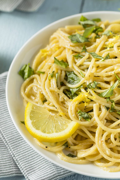 Homemade Basil Lemon Spaghetti - Фото, зображення
