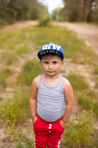 A cute boy in a summer park - Foto, afbeelding