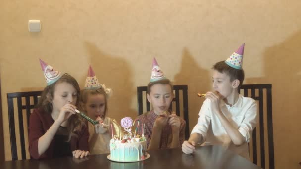 kinderen hebben leuk op verjaardagsfeestje. de cake van de kindverjaardag voor verjaardag meisje. familiefeest. - Video