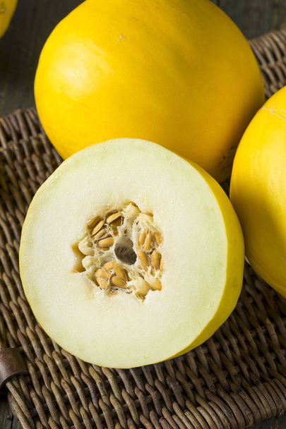 Raw Organic Yellow Honedew Melon - Foto, afbeelding