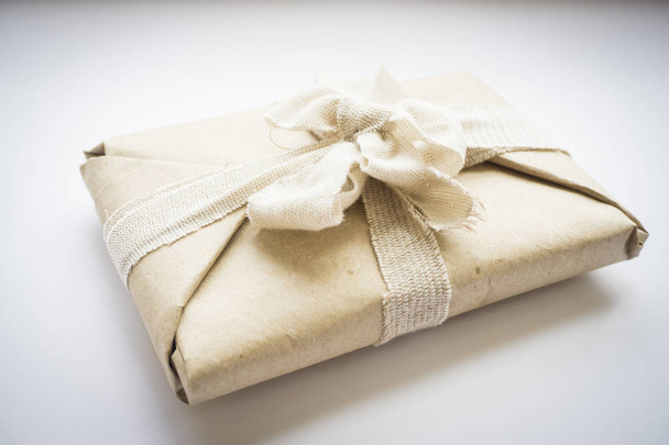 Пакет с эко винтажной бумагой и льняной лентой и бантом для
  - Фото, изображение