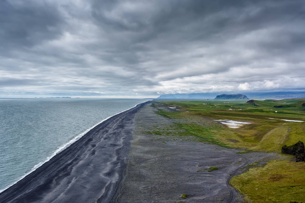 Vik beach under a cloudy sky in Iceland - Foto, imagen