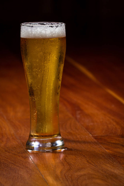 golden ale in a pint - Фото, изображение
