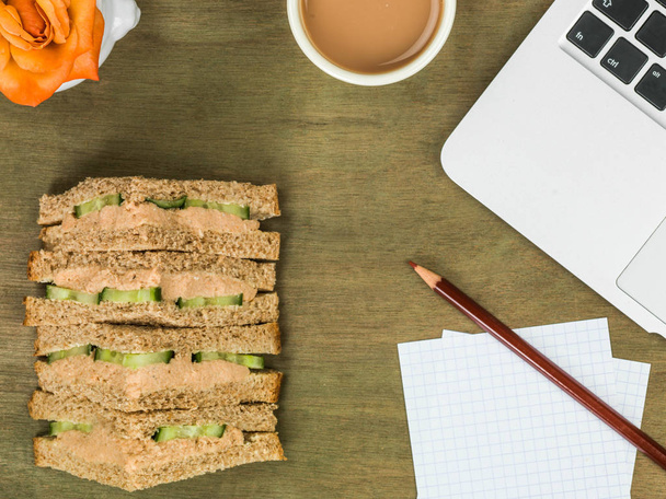 Zalm en komkommer bruin brood Sandwich met een kopje thee  - Foto, afbeelding