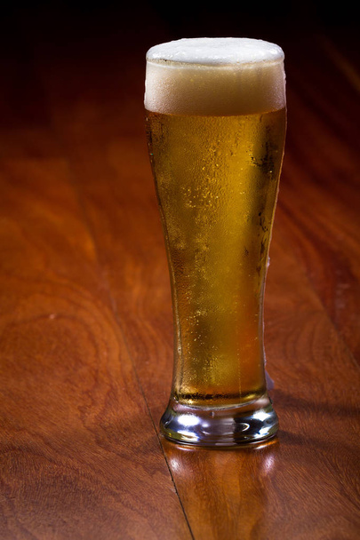 bière dorée dans une pinte
 - Photo, image
