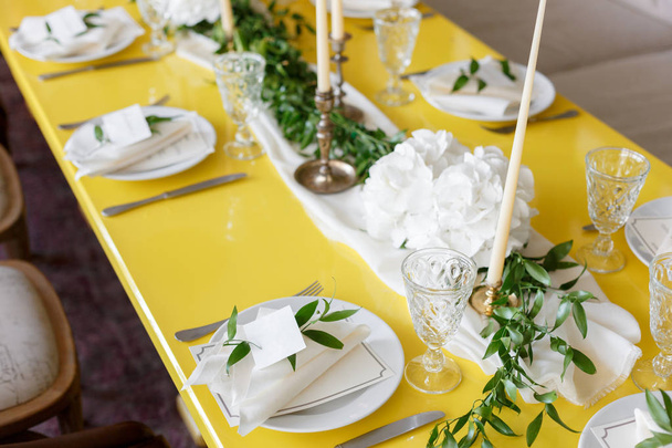 Velas y copas en una mesa de bodas decorada. enfoque selectivo
 - Foto, imagen