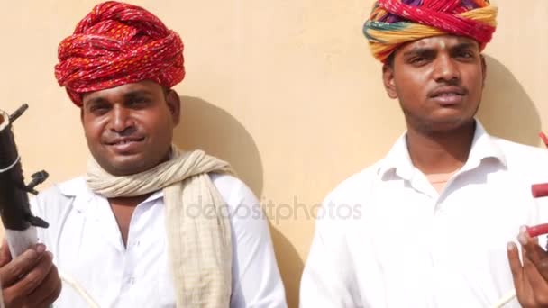 Muzikanten spelen traditionele rajasthani muziek op de straat van Jaipur, Rajasthan, India - Video
