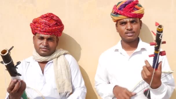 Muzikanten spelen traditionele rajasthani muziek op de straat van Jaipur, Rajasthan, India - Video