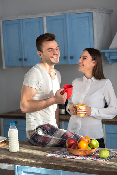 Laughing couple in at the kitchen in the morning. - Fotografie, Obrázek