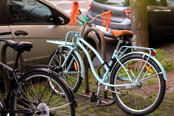 Винтажный велосипед припаркован в городе
  - Фото, изображение