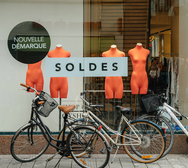 Жіночий велосипеди повідомив магазин модного одягу  - Фото, зображення