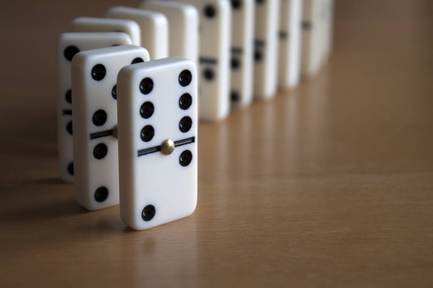 Domino laatat seisoo rivillä puinen pöytä
 - Valokuva, kuva