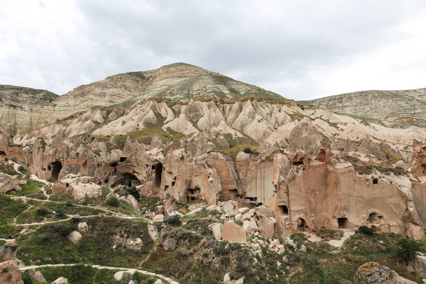 Скельні утворення в долині Zelve, Каппадокії - Фото, зображення
