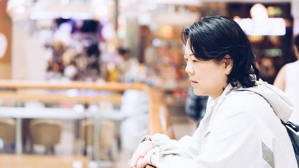 Ασιατικές γυναίκες 40s λευκό δέρμα σε εμπορικό κέντρο - Φωτογραφία, εικόνα