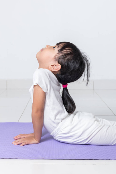 Asian Chinese little girl practicing yoga pose - Foto, immagini