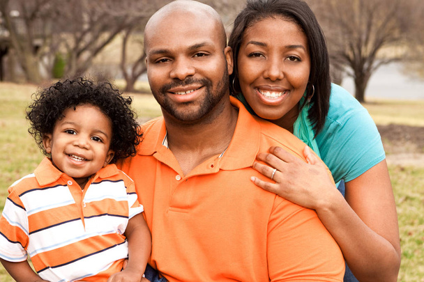 Ευτυχισμένη οικογένεια αφρικανική αμερικανική χαμογελώντας εκτός. - Φωτογραφία, εικόνα