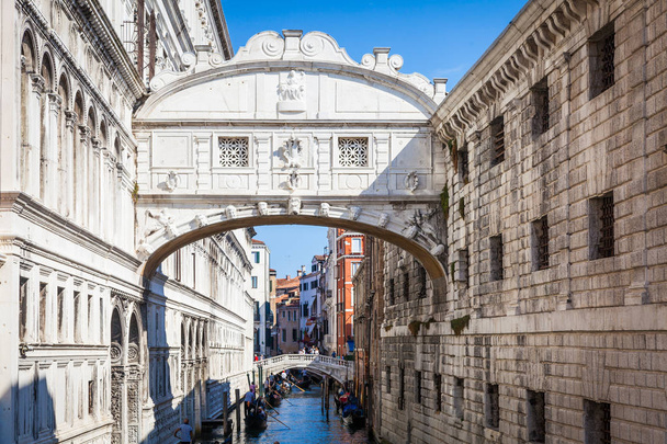 Venice, İtalya - 27 Haziran 2016: Köprü iç geçiriyor - Fotoğraf, Görsel