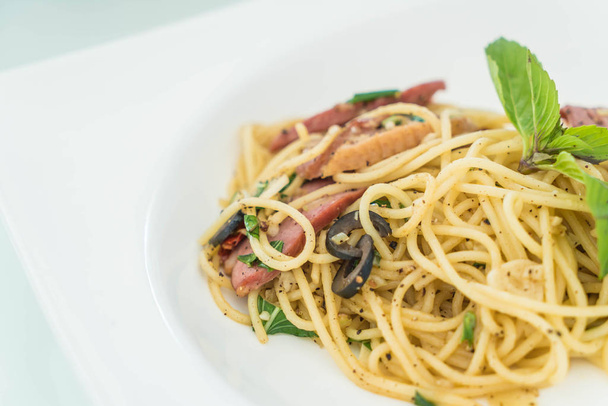 spaghetti with bacon and garlic - Foto, afbeelding